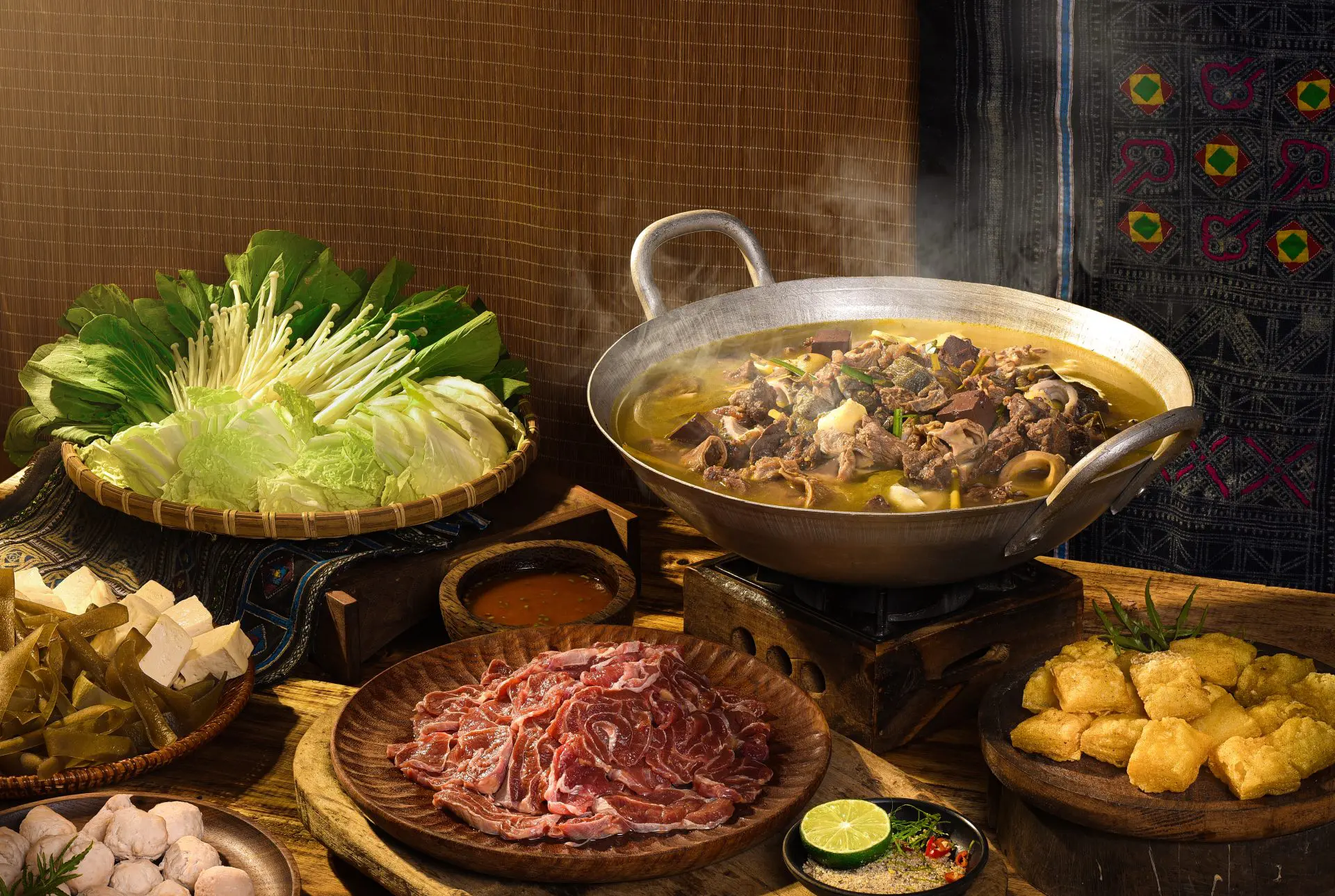 Thắng Cố Sapa: Giải Mã Món Đặc Sản Gây Tò Mò & Khám Phá Câu Chuyện Văn Hóa Người Mông 1 Thắng Cố Sapa